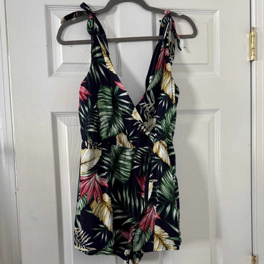 superdown Penelope Palm Front Wrap
Romper